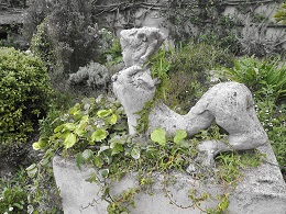 Sculpture en ciment intitule Sphynge couche, vue de profil